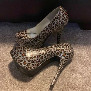 Bordello Teeze silver sparkle cheetah stiletto 6in  heel 2in platform